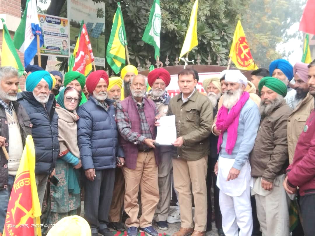 Sanyukta Kisan Morcha staged a dharna at DC office
